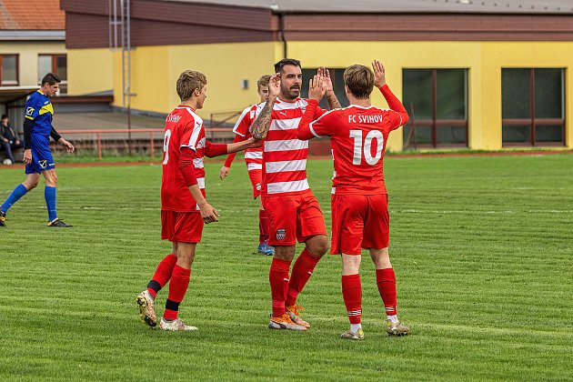 5. kolo OPM: FC Švihov (na snímku fotbalisté v červenobílých dresech) - TJ Sokol Chudenice (modří) 2:2 (2:0).