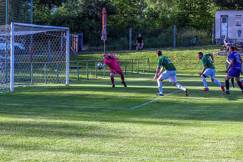 Baráž o I. A třídu, odveta: FK Svéradice (zelení) - TJ Sokol Malesice 1:2 (1:0).