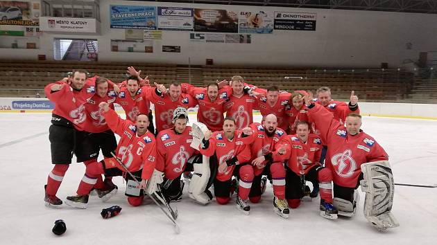 Hokejisté AHC Dynamo (na společném archivním snímku) vstoupili do premiérového ročníku Klatovské hokejové ligy výhrou 9:2 nad HC Čápi.