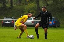 Fotbalisté TJ Sokol Hartmanice (na archivním snímku hráči v černých dresech) deklasovali béčko Mochtína 7:0. Vyhrály i Budětice (žluté dresy).