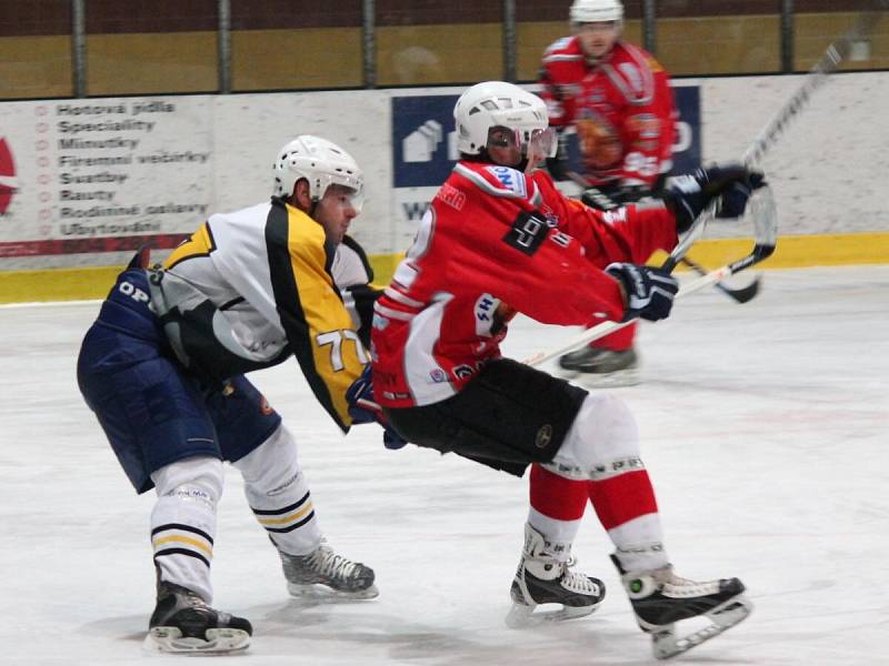 Plzeňská krajská liga HC Klatovy B (č) - KLH Božkov 5:5.