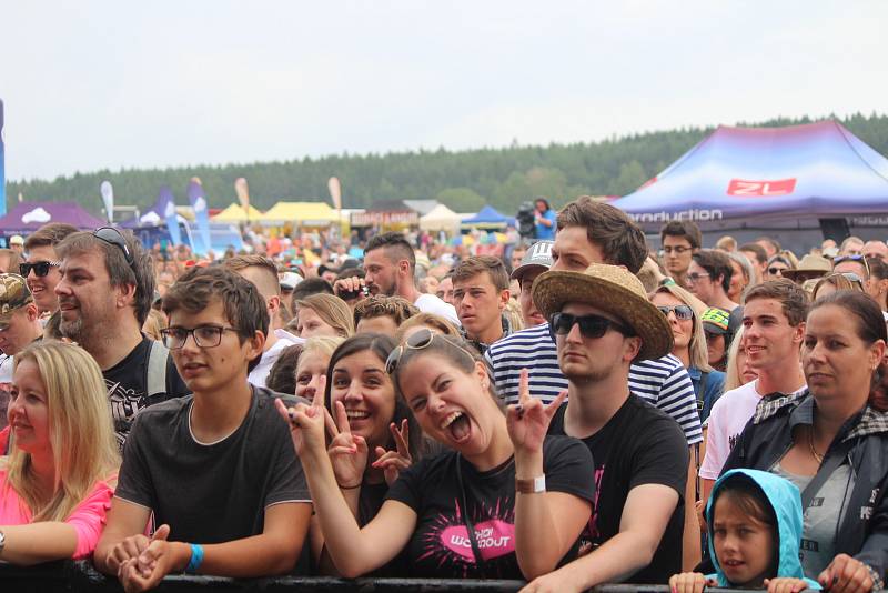 Tisíce návštěvníků zaplnilo v páteční odpoledne prostor u nádraží ve Švihově. Festival Hrady CZ přilákal fanoušky různých žánrů hudby. Foto: Deník/Lucie Kohoutová, Daniela Loudová