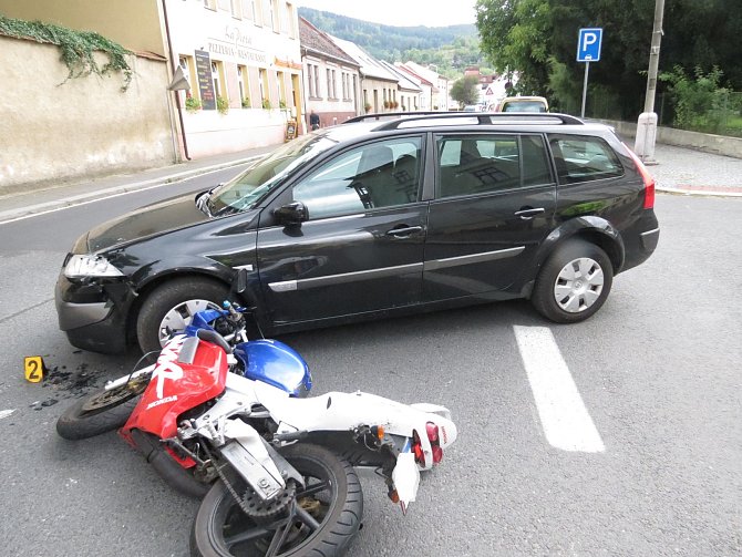 Střet motorkáře s osobním vozem v Sušici.