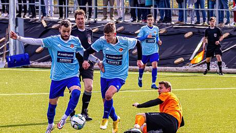 Fotbalisté klatovského béčka (na archivním snímku hráči v modrých dresech) porazili v okresním derby soupeře z Chanovic s přehledem 3:0.