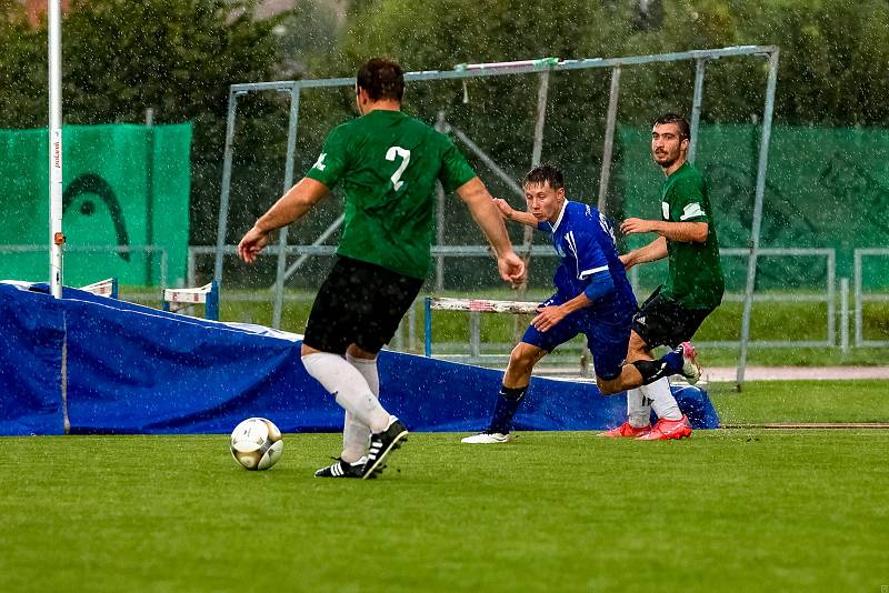 Fotbalisté TJ Sušice (na archivním snímku hráči v modrých dresech) prohráli se Smíchovem, nováčkem krajské I. A třídy z Plzně, 1:2.