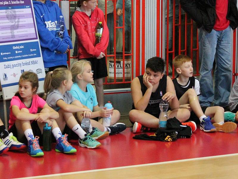 Junior NBA League 2016: Houston Rockets (ZŠ Klatovy, Plánická ul, červené dresy) - Dallas Mavericks (ZŠ Švihov) 24:27 