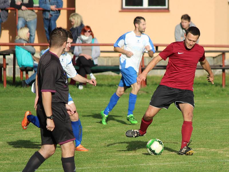 Fotbalisté Pačejova (na archivním snímku hráči v bílých dresech) porazili v derby Vrhaveč v penaltovém rozstřelu. Po 90 minutách skončil duel nerozhodně 2:2.