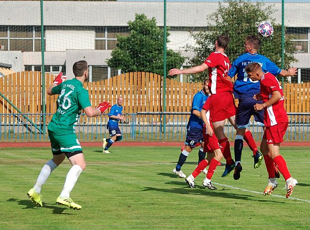 1. kolo krajského přeboru 2022/2023: FK Tachov (hráči v modrých dresech) - TJ Sokol Radnice (červení) 8:1 (5:1).