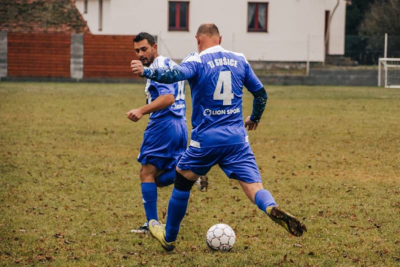 Fotbalisté TJ Sušice C (na archivním snímku hráči v tmavě modrých dresech) deklasovali na domácím hřišti Dešenice 7:1.