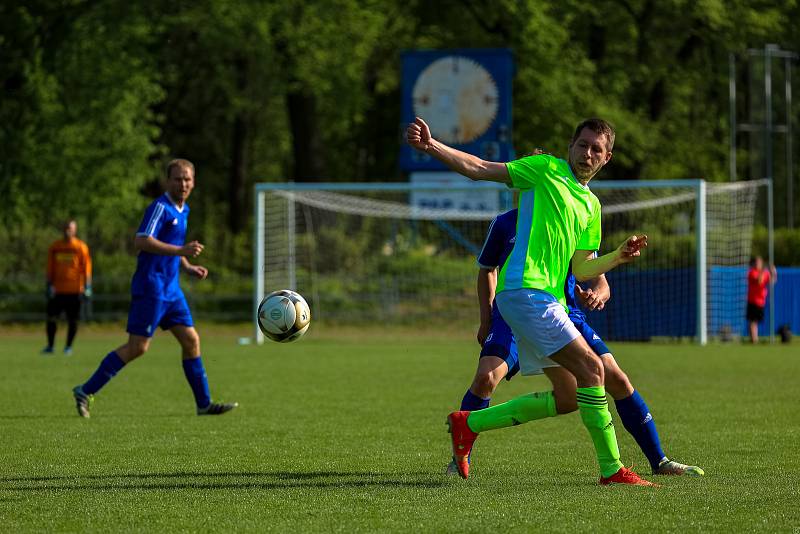 Fotbalisté TJ Sušice (na archivním snímku hráči v modrých dresech ze zápasu s Kaznějovem) prohráli v Bělé nad Radbuzou 0:1, přestože hráli celý druhý poločas přesilovku.
