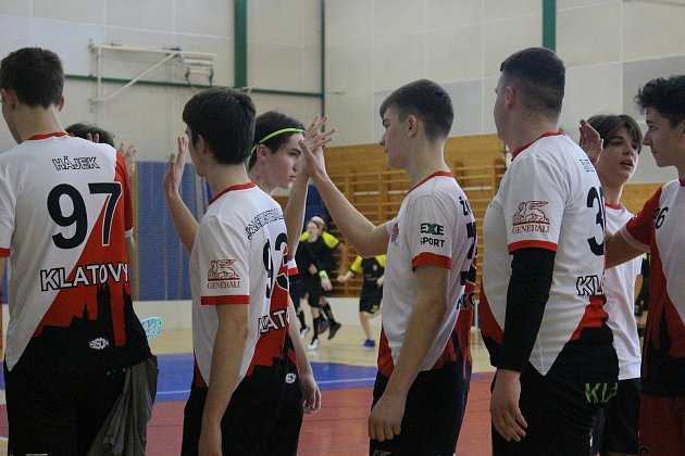 Florbaloví junioři Sport Clubu Klatovy (na snímku hráči v červenobílých dresech proti Rokycanům a černých dresech proti Slavii) jsou v čele soutěže!