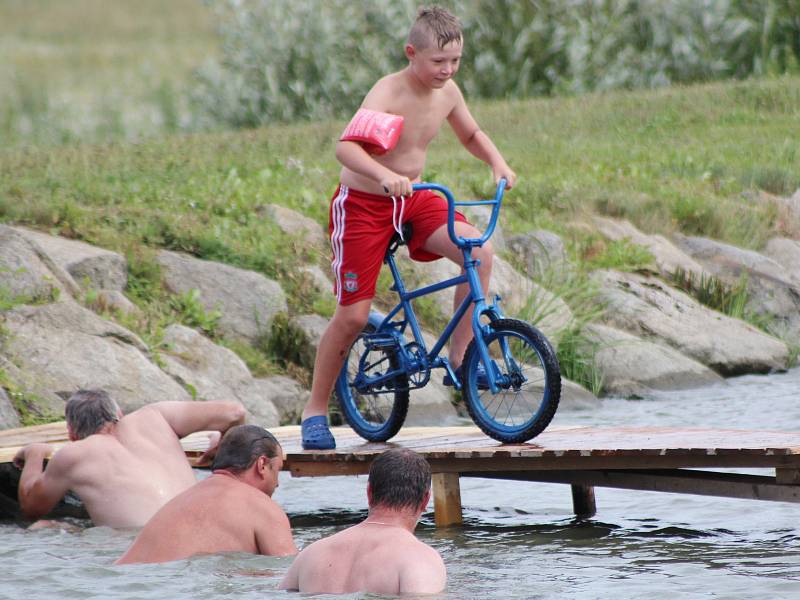 Ve Velkém Boru jezdili přes lávku