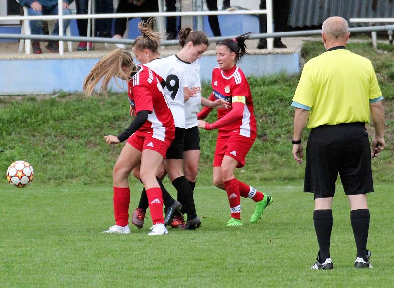 3. kolo České divize žen, skupina C: TJ Mokré - SK Klatovy 1898 (na snímku fotbalistky v červených dresech) 2:1 (1:0).