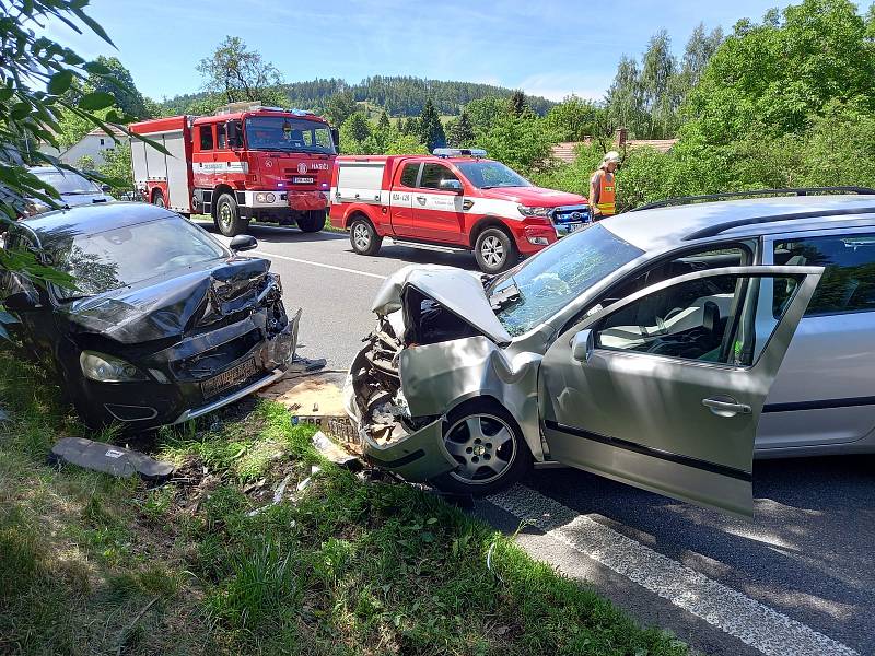 Čelní střet dvou osobních aut na silnici I/27 u Kokšína na Klatovsku.