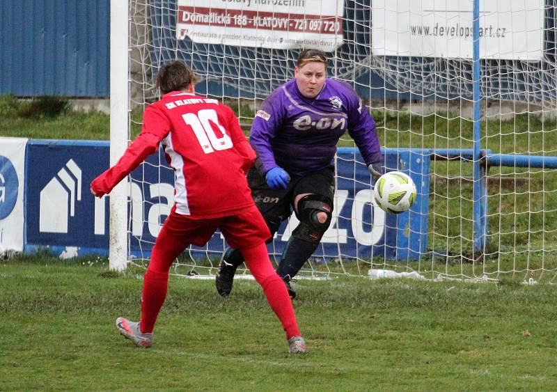 Česká divize žen, skupina C (10. kolo): SK Klatovy 1898 (na snímku fotbalistky v červených dresech) - TJ Calofrig Borovany 9:1 (3:1).