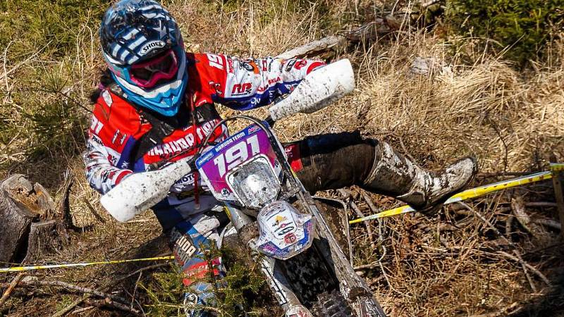 Pořadatelé připravili pro účastníky kontrolního závodu enduro teamu JBR trať s rozbahněnými úseky. Na snímku je Zuzana Nováčková ve výjezdu na Plesník.