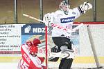 Hokej II. liga: SHC Klatovy (v bílém) - HC Pelhřimov 2:4.