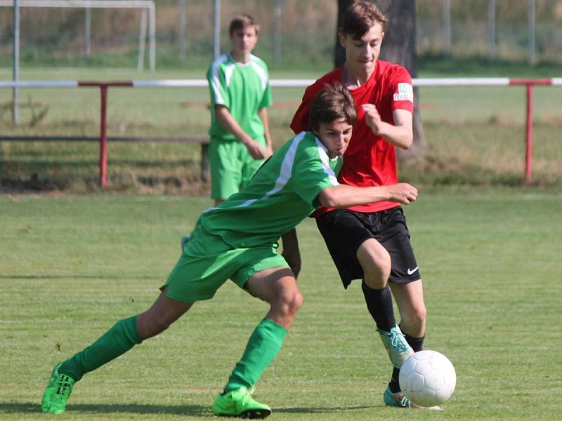 Luby (v červeném) zvítězily v krajské soutěži dorostu nad Hradešicemi 5:3