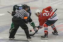 Klatovští hokejisté (na archivním snímku hráči v červeném) podlehli Příbrami 1:2 po samostatných nájezdech.