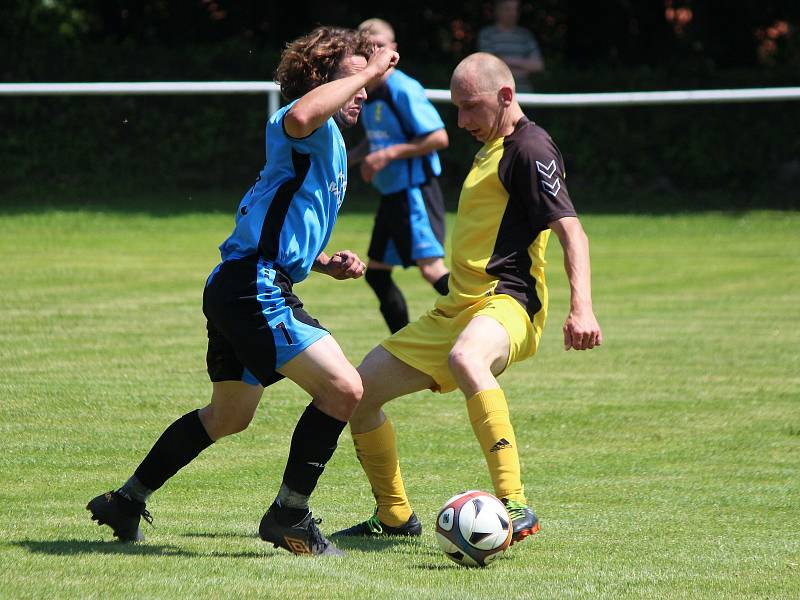 Fotbalisté Malého Boru (na archivním snímku hráči v modrých dresech) deklasovali na domácí půdě rezervu TJ Start Luby 6:2. Čtyři branky vstřelil Michael Forman.