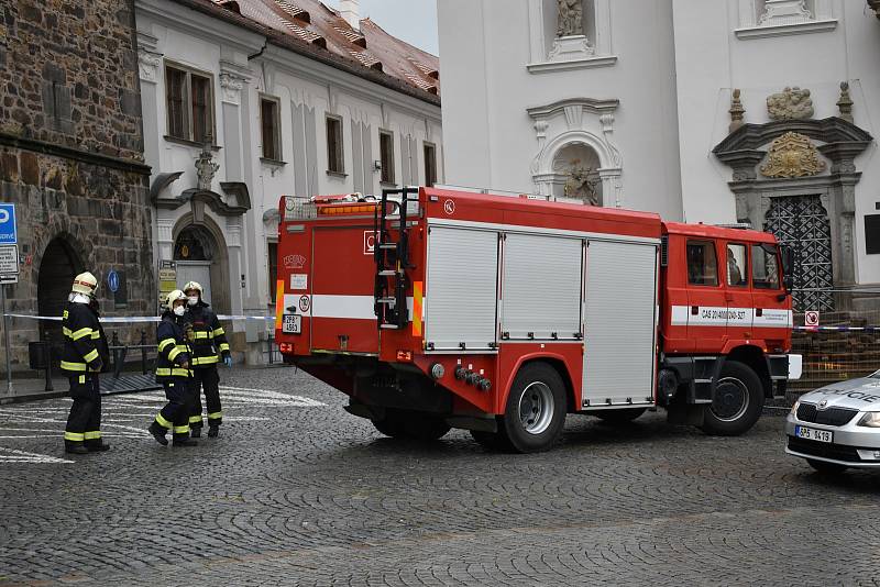 Po pádu z Černé věže na náměstí v Klatovech zemřel mladý muž.