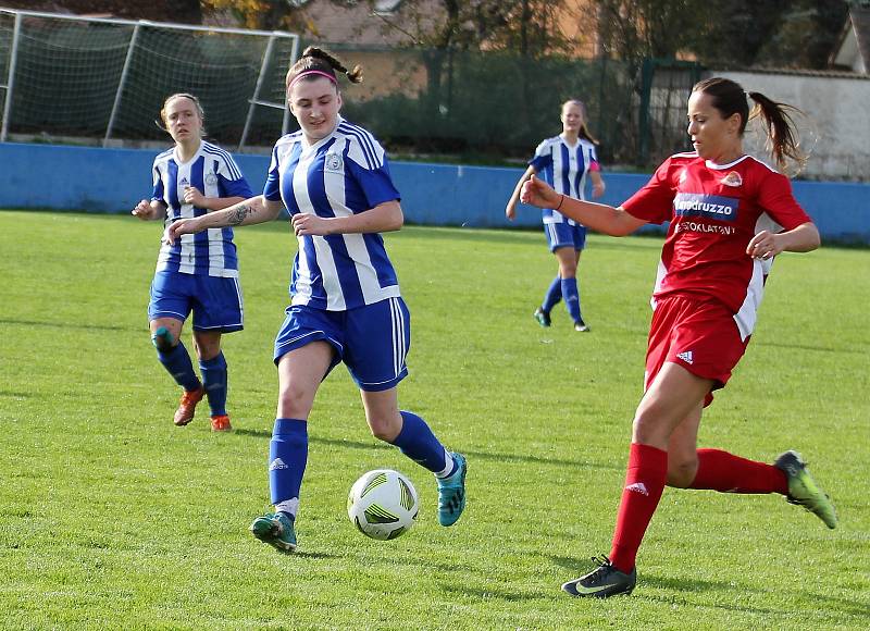 9. kolo divize žen, skupina C: SK Klatovy 1898 (na snímku fotbalistky v červených dresech) - TJ Jiskra Domažlice 1:1 (1:0).