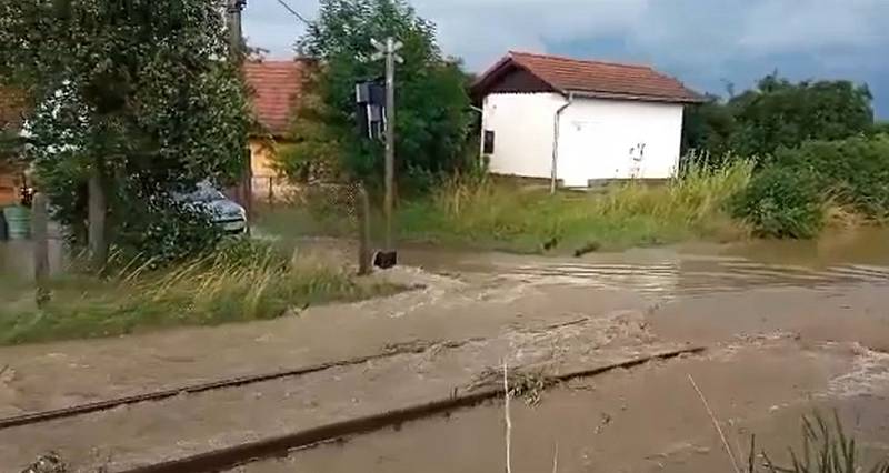 Bouřka 8. 7. 2021. Železniční přejezd Blovice - Vlčice.