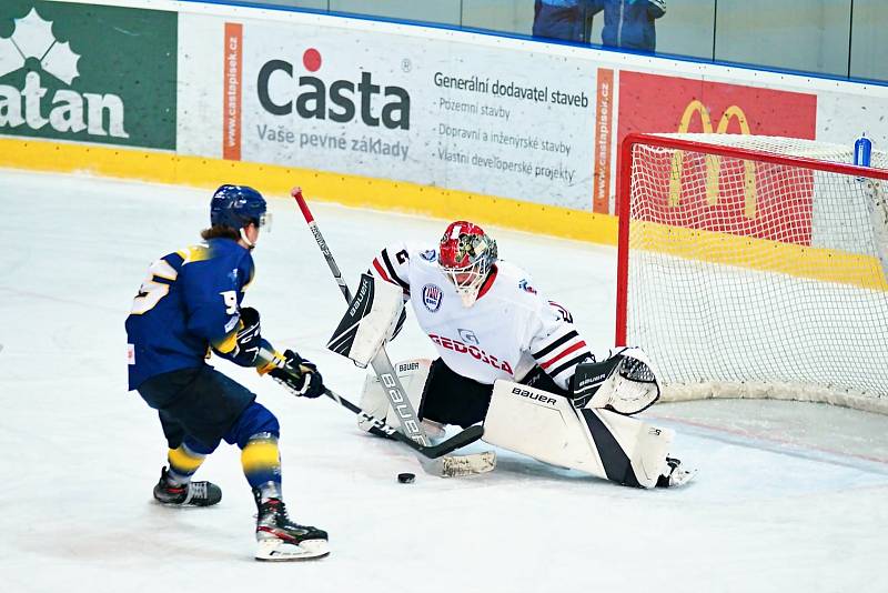 Hokejisté druholigového SHC Klatovy (na archivním snímku hráči v bílých dresech) podlehli v 5. kole jižní skupiny IHC Králové Písek 4:8.