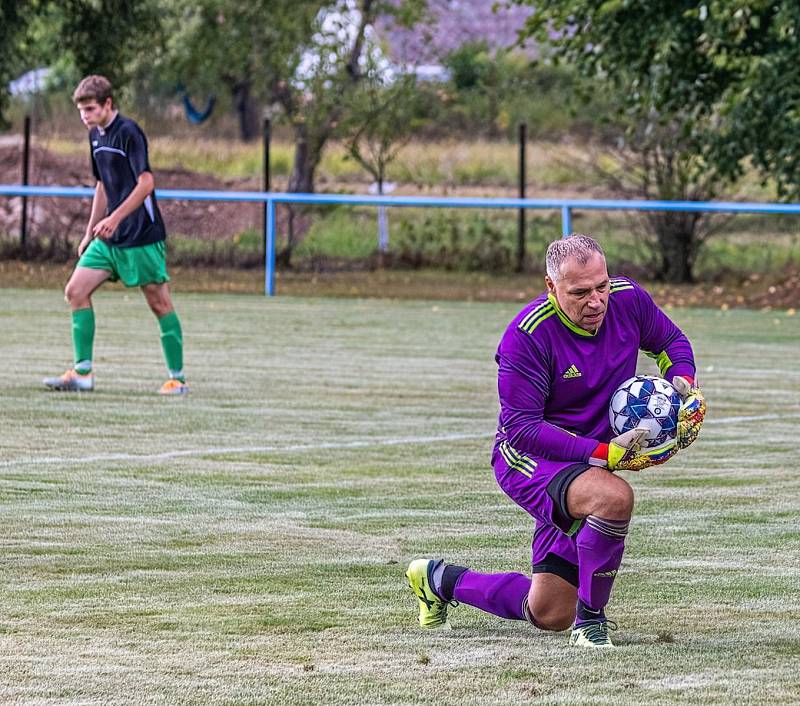 IV. třída, skupina A: SK Kovodružstvo Strážov B (černo-zelení) - Sokol Neznašovy (modré dresy) 1:3.