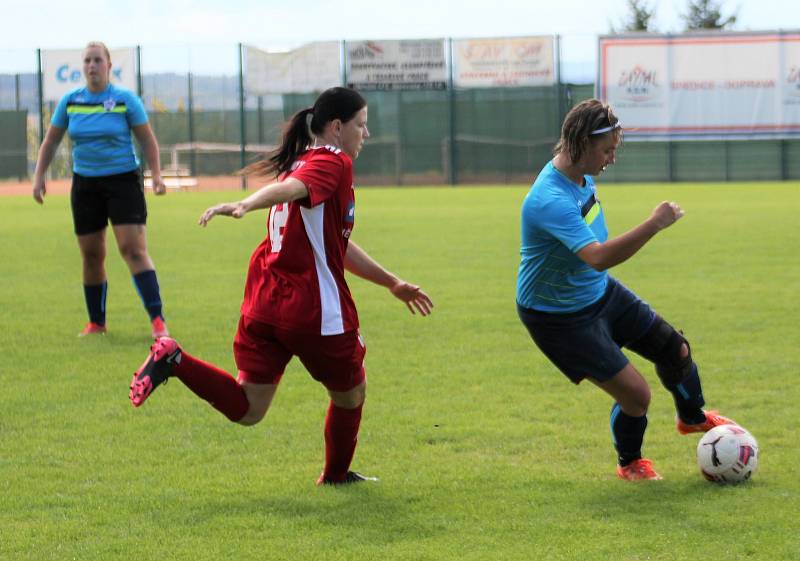 1. kolo divize C ženy: TJ Calofrig Borovany – SK Klatovy 1898 (na snímku fotbalistky v červených dresech) 2:7