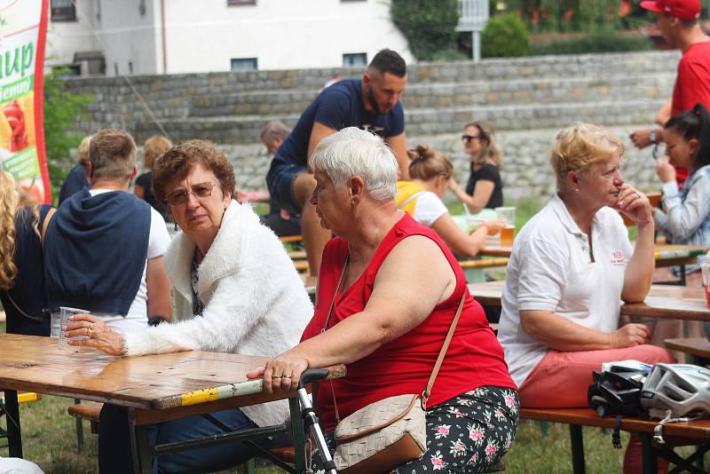 V Sušici voněla exotická jídla. Lidé mohli ochutnat i pavouka v rumu.