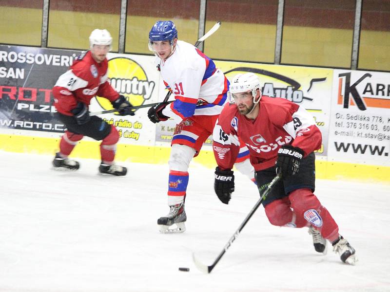 Zápas 2. ligy, skupiny Střed, HC Klatovy (červení) - NED Hockey Nymburk vyhráli domácí po nájezdech.