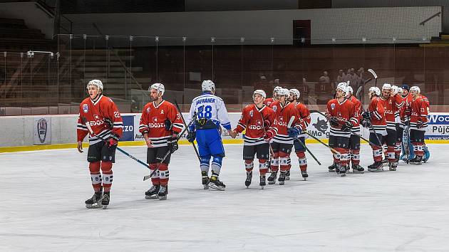 2. liga, skupina západ (nadstavba B, 3. kolo): SHC Klatovy (na snímku hráči v červených dresech) - HC Benátky nad Jizerou 5:4 po prodloužení.