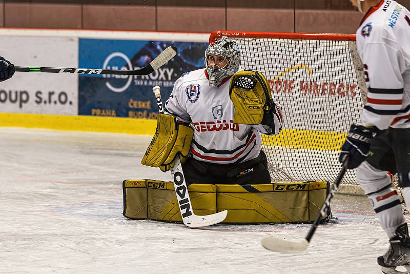 2. liga, skupina Západ (3. kolo): SHC Klatovy (na snímku hokejisté v bílých dresech) - HC Řisuty 6:3 (3:0, 1:1, 2:3).