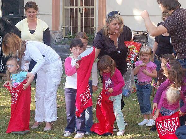 Svatováclavské řádění na nádvoří klatovské sokolovny přilákalo spousty dětí