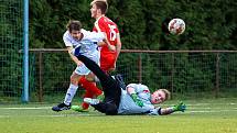 10. kolo okresního přeboru: TJ Sušice B (na snímku fotbalisté v bílých dresech) - FC Švihov 2:2 (1:1).