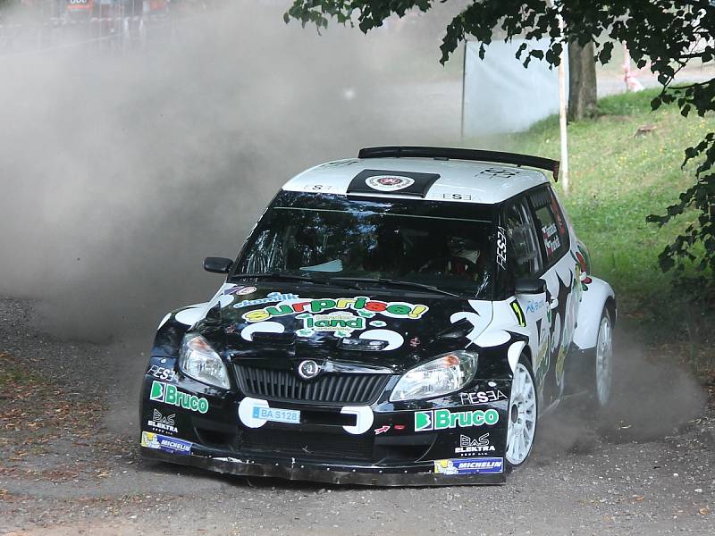 Posádky při předstartovní show a na tratích Rally Agropa