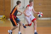 Basketbalový Easter cup v Klatovech. Na snímku zápas chlapců U15 Klatovy (bílí) vs. Chemnitz.