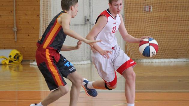 Basketbalový Easter cup v Klatovech. Na snímku zápas chlapců U15 Klatovy (bílí) vs. Chemnitz.