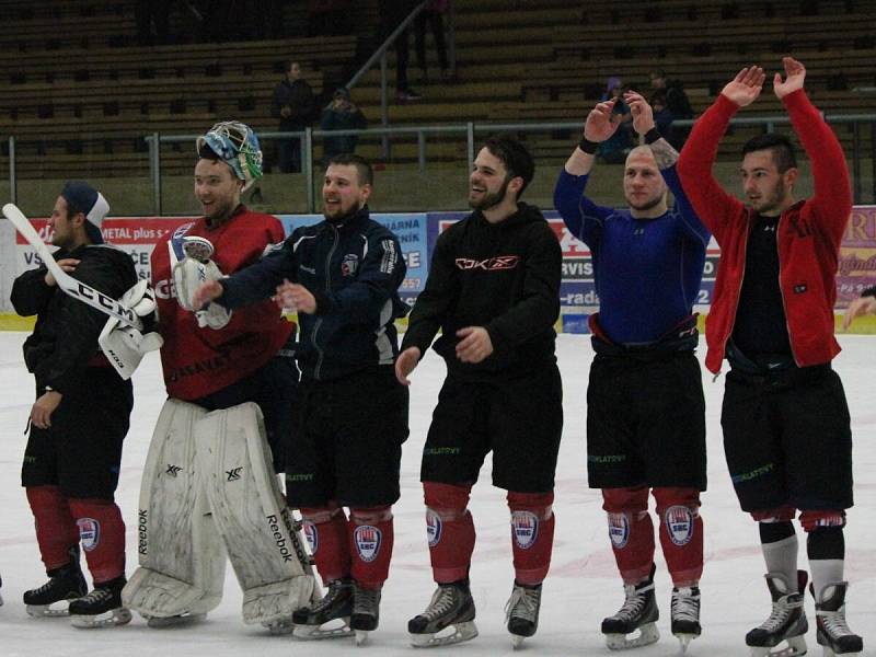 Třetí čtvrtfinále play-off druhé ligy: SHC Klatovy (červené dresy) - HC Kobra Praha 7:3