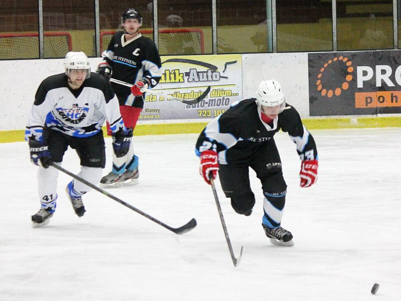 Šumavská liga amatérského hokeje: HC AutoKempf (bílé dresy) - HC Poběžovice 6:1