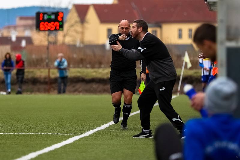 I. A třída (18. kolo): TJ Sušice (na snímku fotbalisté v modrých dresech) - TJ Dynamo Horšovský Týn 1:4 (1:1).