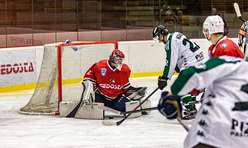 Hokejisté Klatov (hráči v červeném) padli s Příbramí 0:4.