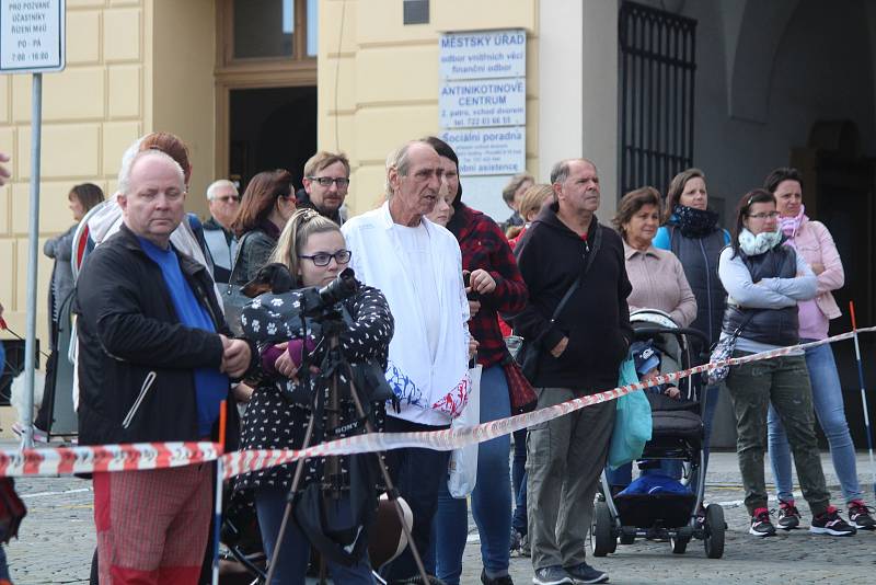 Návrat sochy Panny Marie Neposkvrněné na kostel v Klatovech.