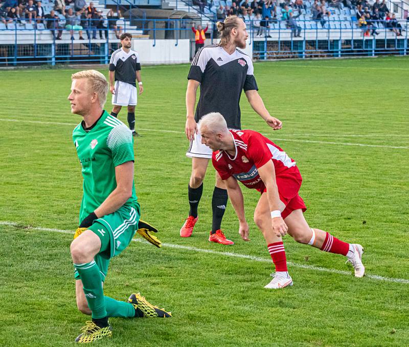 Fotbalisté SK Klatovy 1898 (na snímku hráči v červených dresech ze zápasu s Petřínem Plzeň) nestačili na Cheb, jemuž podlehli 1:3.