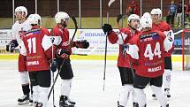 Hokejisté SHC Klatovy (červené dresy) porazili doma v přípravě HC David Servis 4:2.