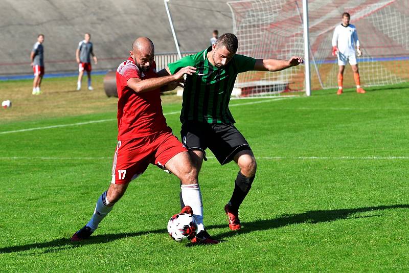 11. kolo divize: Petřín Plzeň (červení) - FC Rokycany 4:0.