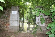 Starý židovský hřbitov v Janovicích nad Úhlavou byl zřejmě založen, stejně jako janovická synagoga, v roce 1723.