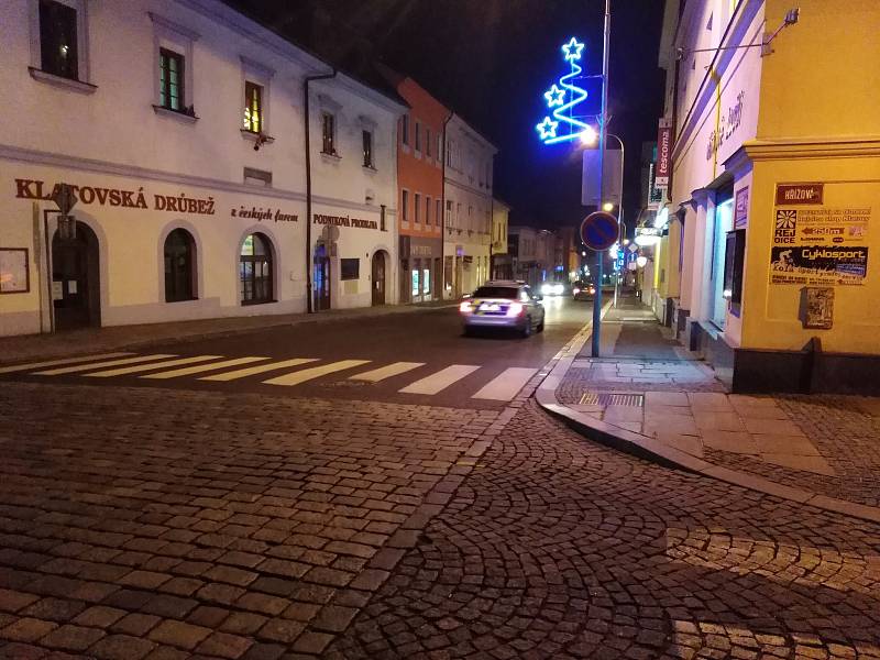 Klatovské ulice a zhasnuté podniky na Silvestra.