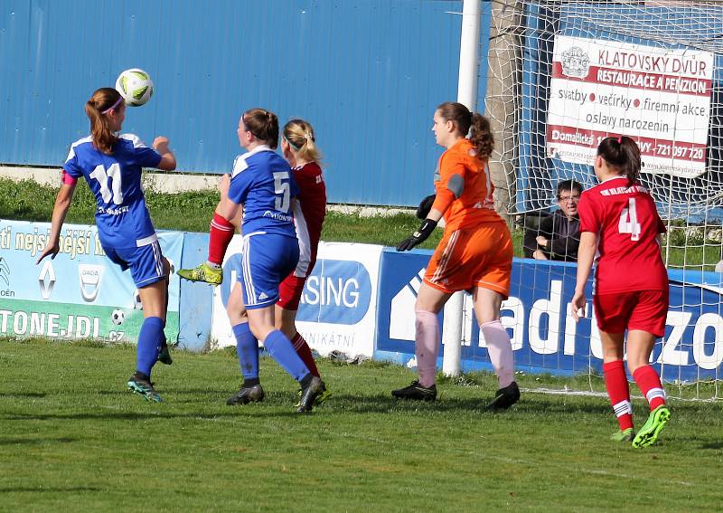 9. kolo divize žen, skupina C: SK Klatovy 1898 (na snímku fotbalistky v červených dresech) - TJ Jiskra Domažlice 1:1 (1:0).